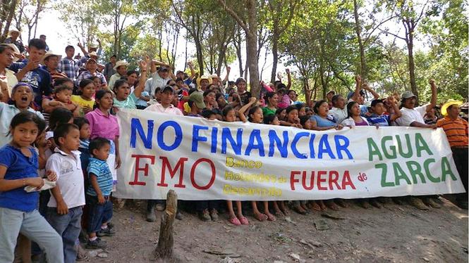 Manifestazione di protesta del COPINH per chiedere alla banca olandese FMO di sospendere il finanziamento della diga Agua Zarca