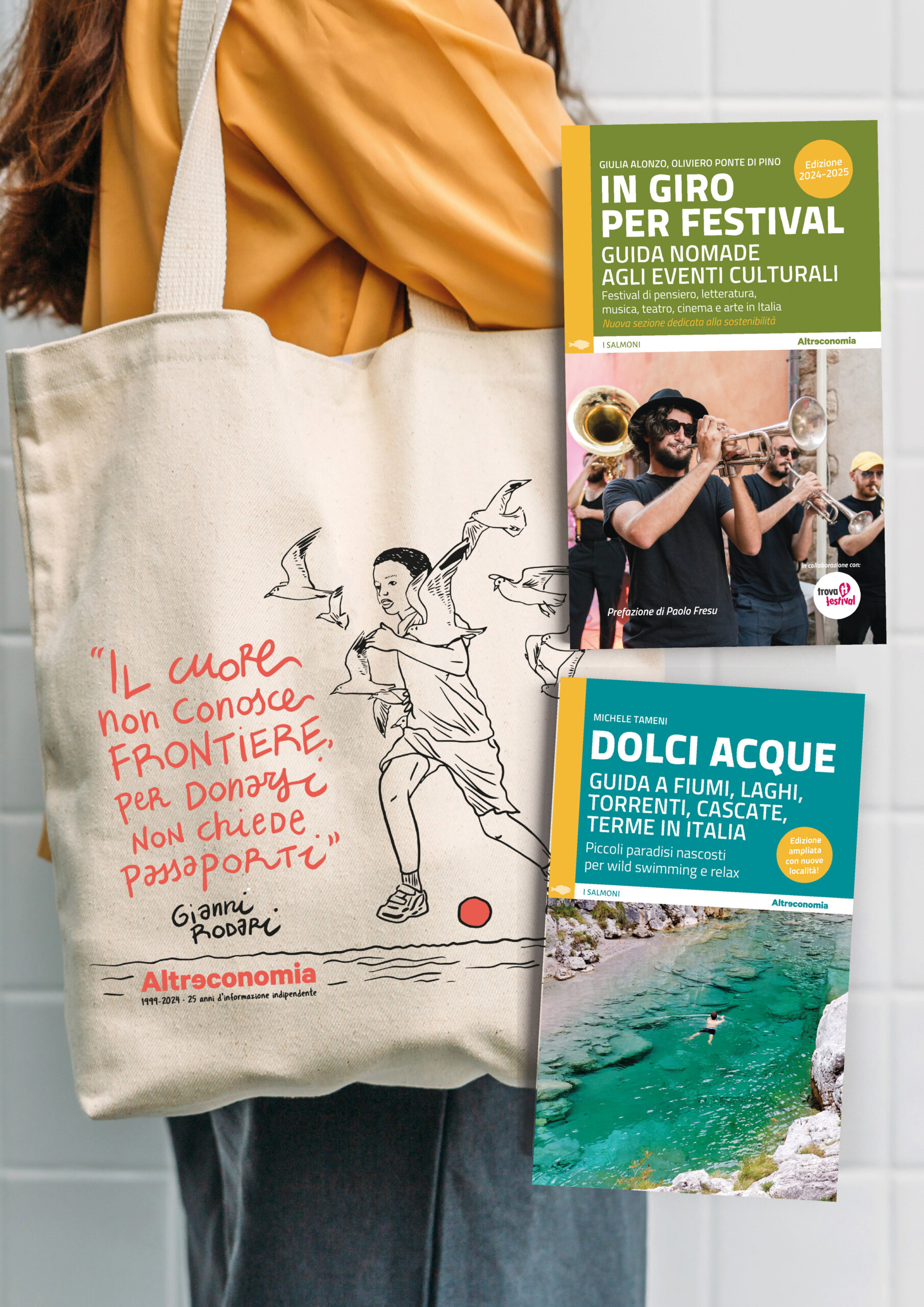 Fotografia della shopper di Altreconomia con le copertine di due guide turistiche: In giro per festival e Dolci acque.