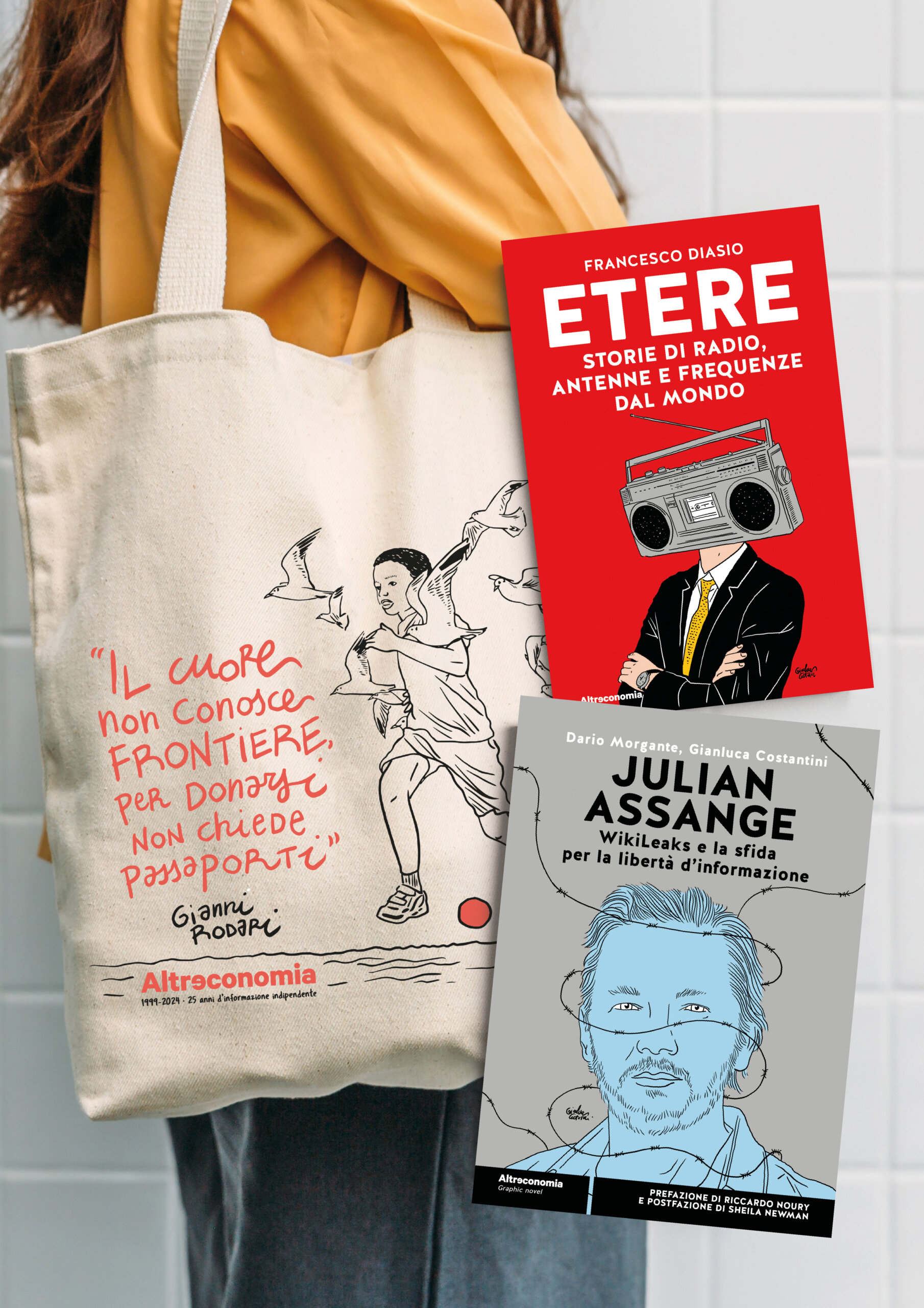 Fotografia dello shopper di Altreconomia con le copertine dei libri Julian Assange e Etere