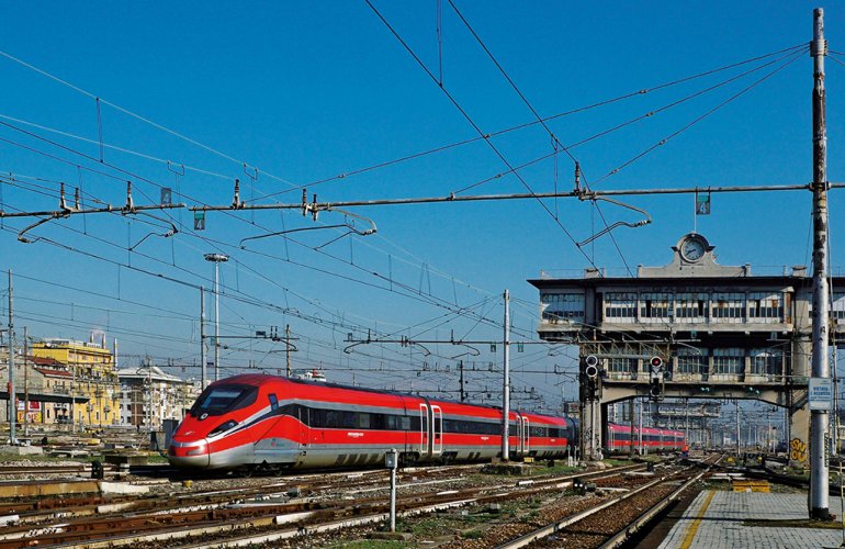 Un “Frecciarossa”
in arrivo alla stazione di Milano Centrale - http://www.rail-pictures.com