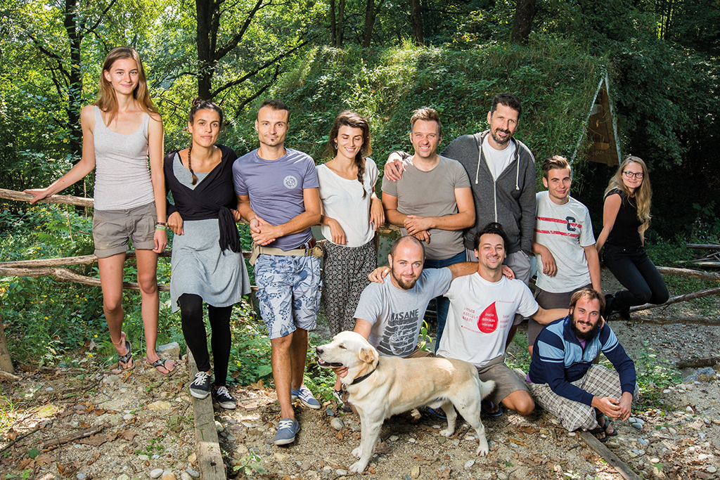 A sinistra, i lavoratori di ZMAG. La testata croata è stata fondata nel 2002 da un gruppo di attivisti impegnati nella tutela dell’ambiente - © Zmag