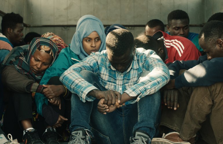 L’ordine delle cose, foto tratta da frame del film: Yusra Warsama e un gruppo di persone - © Massimo Calabria Matarweh