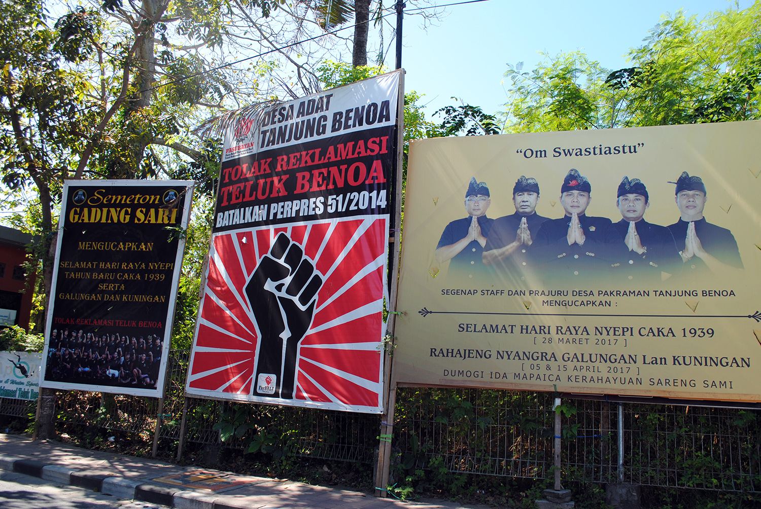 Manifesti di protesta contro il progetto "Tirta Wahana Bali International" © Nello Trocchia