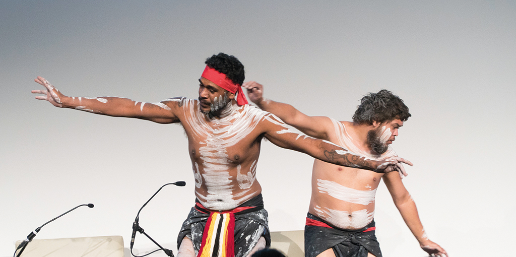 Una danza aborigena ha aperto la Conferenza dedicata all’economia solidale “Building a New Economy for Australia”, tenutasi a Brisbane all’inizio del settembre 2017 - © Jason Nardi